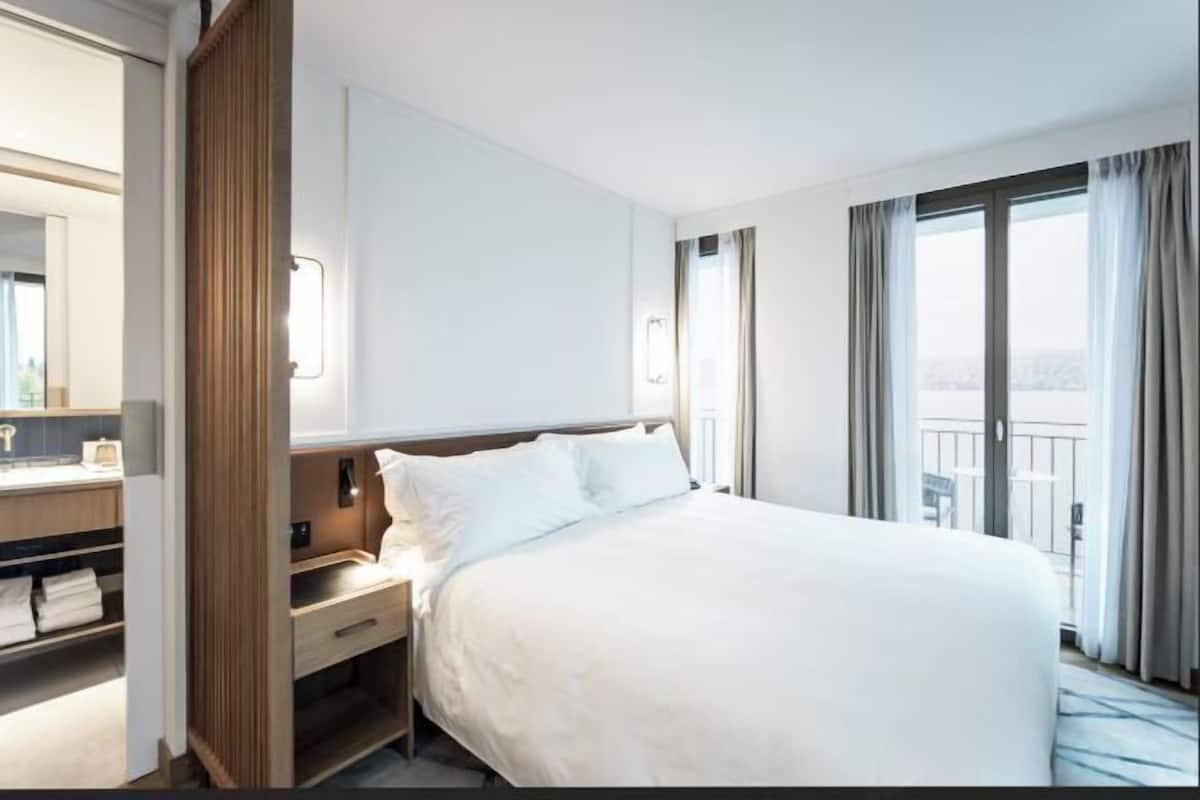 Ropa de cama de alta calidad y artículos del minibar gratis