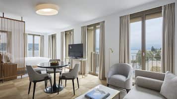 Panorama Junior Suite with balcony | Opholdsområde | LCD-tv