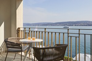 Lakeview Deluxe Studio with Balcony | Uitzicht vanaf balkon