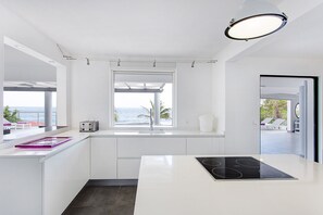 Fridge, microwave, oven, stovetop - At the entrance to Saint François, facing the waves with a panoramic sea view (ST FRANCOIS)