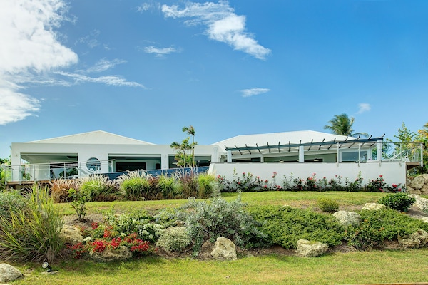 VUE DE LA VILLA DEPUIS LA MER