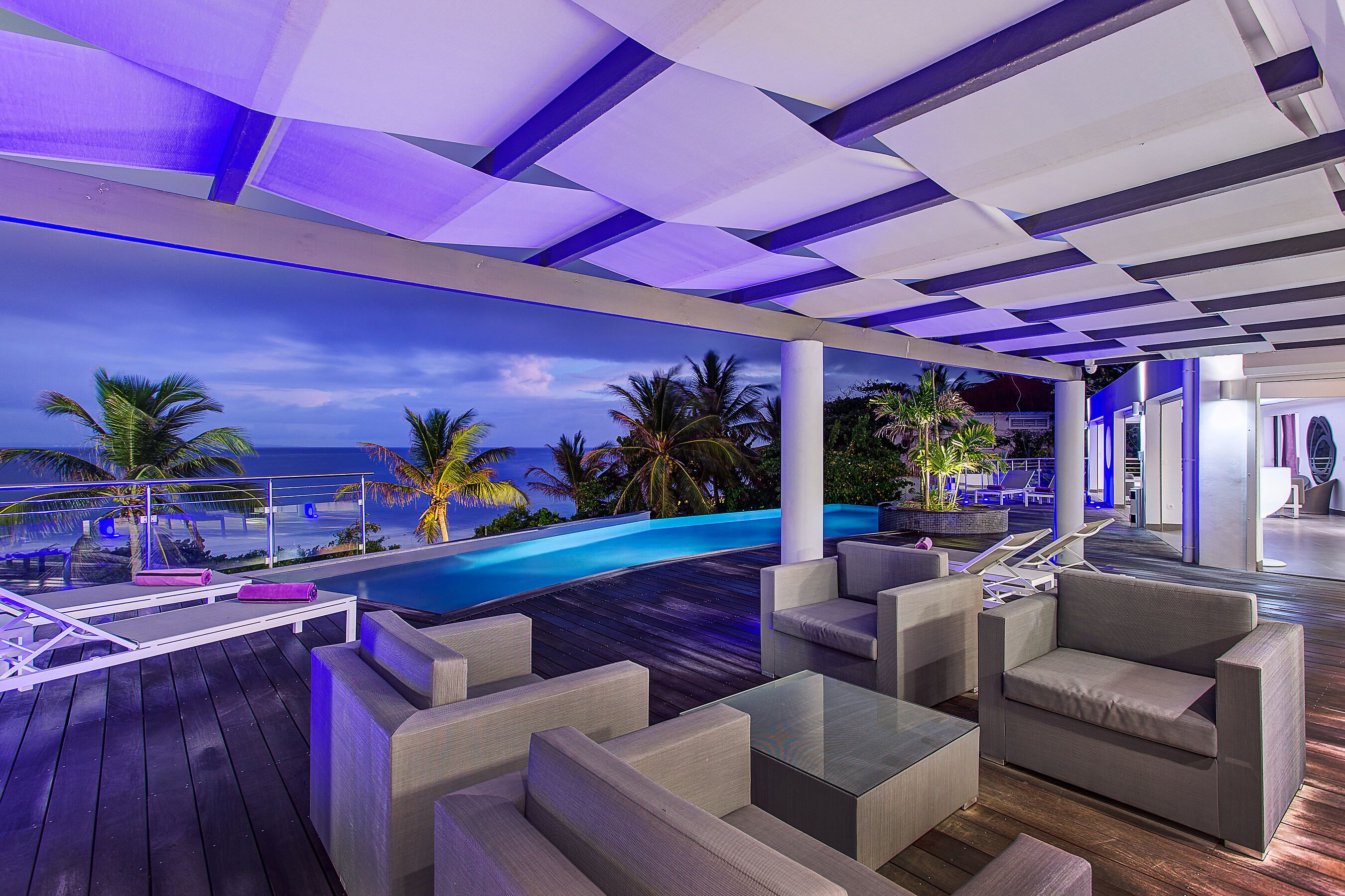 Utendørsbasseng og et oppvarmet basseng