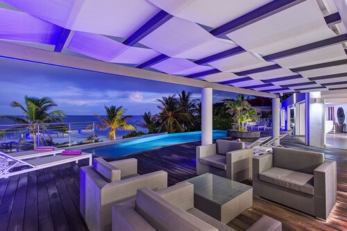 At the entrance to Saint François, facing the waves with a panoramic sea view