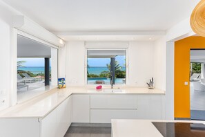 Interior - At the entrance to Saint François, facing the waves with a panoramic sea view (ST FRANCOIS)