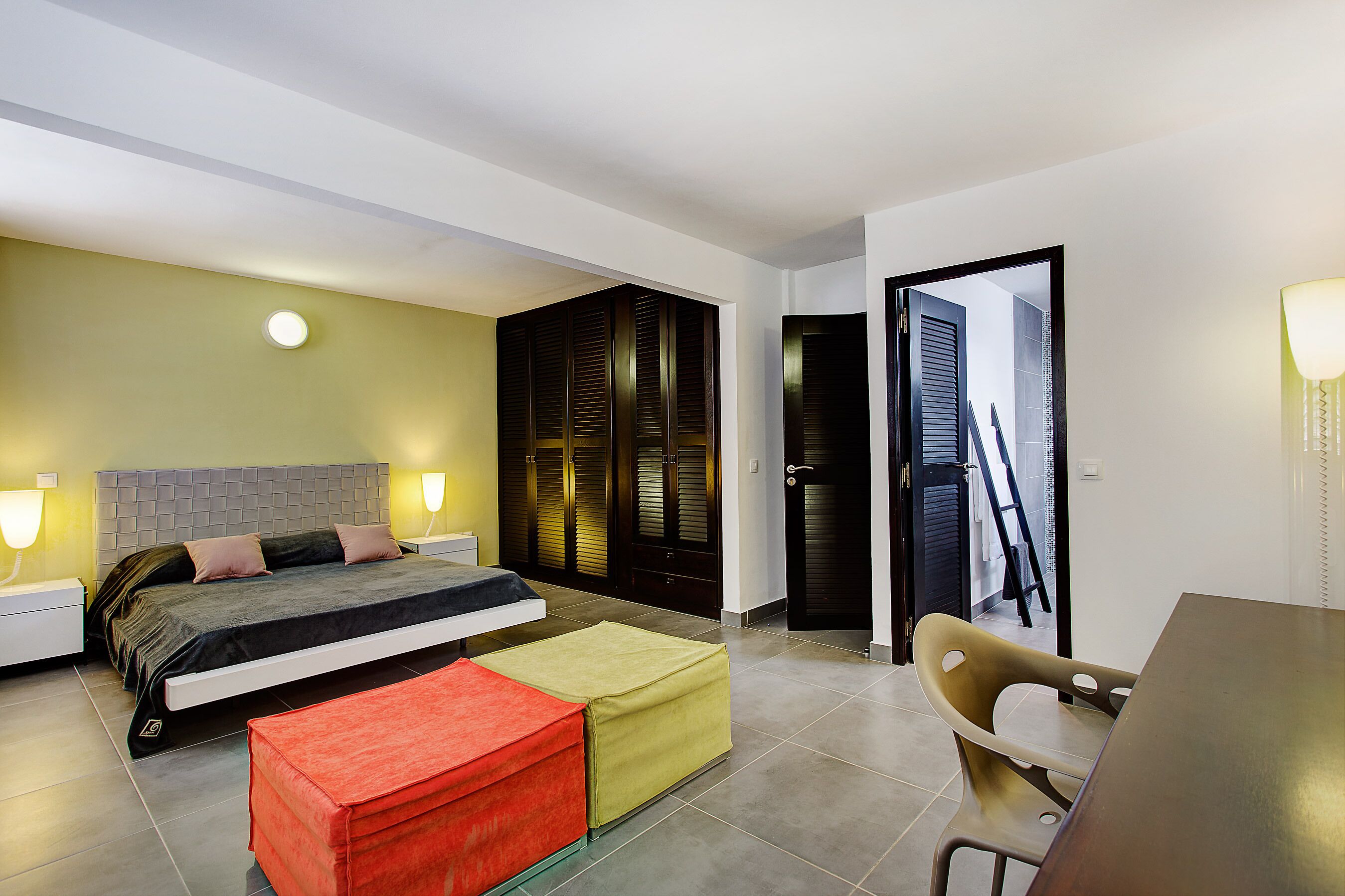 4 bedrooms, in-room safe, desk, iron/ironing board