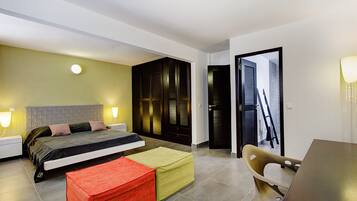 4 bedrooms, in-room safe, desk, iron/ironing board