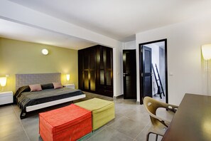 4 chambres, coffre-fort, bureau, fer et planche à repasser