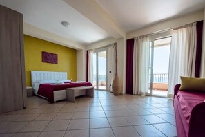 Suite (Filicudi) | Desk, soundproofing, free WiFi - La Sirena Bed & Breakfast (Santa Teresa di Riva)