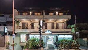 A two-story building with a ground-floor snack bar and a sign for 'California'. - La Sirena Bed & Breakfast (Santa Teresa di Riva)