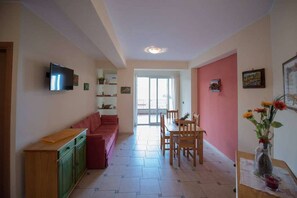 Vierbettzimmer (Panarea) | Wohnbereich | Flachbildfernseher
