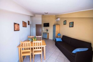 Vierbettzimmer (Lipari) | Wohnbereich | Flachbildfernseher