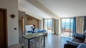 Suite (Stromboli) | Living area | Flat-screen TV