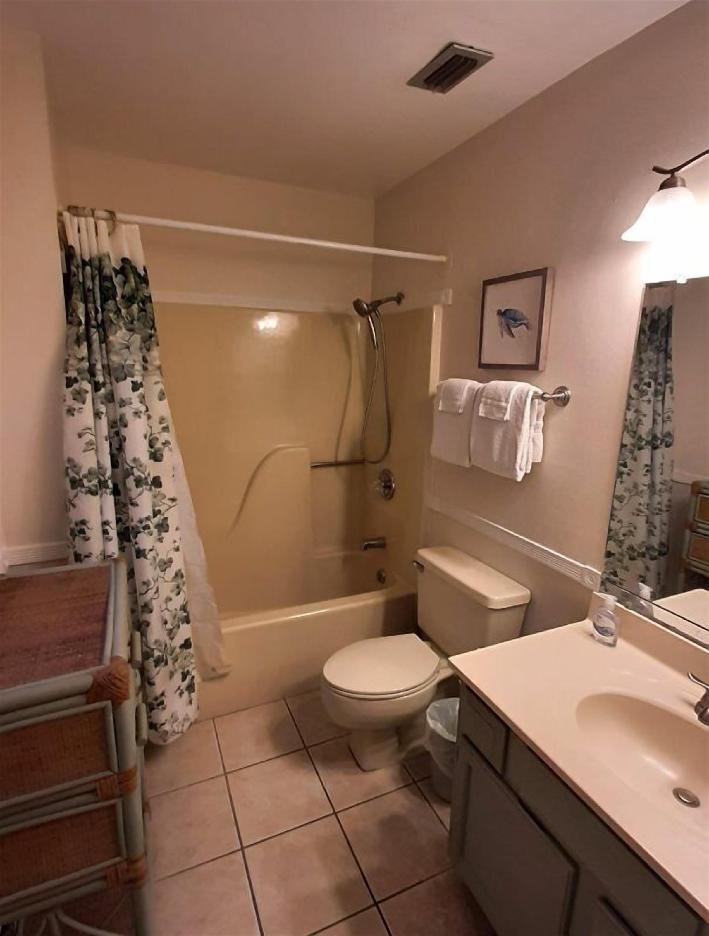 Ein Badezimmer mit Badewanne, Toilette, Waschbecken und Dusche.