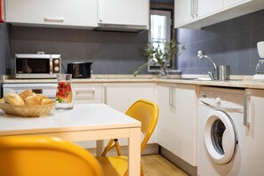 Fridge, microwave, dishwasher, coffee/tea maker - Comfortable apartment with river view, fully equipped, very close to the center of Lisbon in the traditional Alfama district. (Lisboa ciudad)
