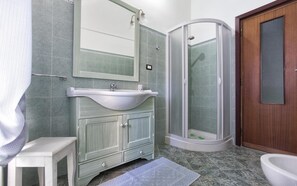Shower, rainfall showerhead, free toiletries, hair dryer