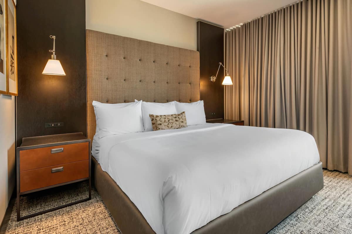 Standaard kamer, 1 kingsize bed, niet-roken, uitzicht op stad | Luxe beddengoed, een kluis op de kamer, een bureau, een laptopwerkplek