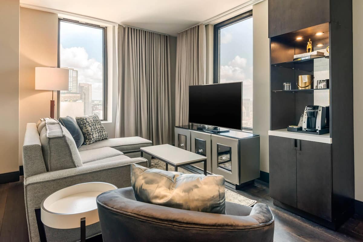 Luxe beddengoed, een kluis op de kamer, een bureau, een laptopwerkplek