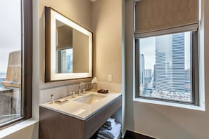 Suite, 1 trÚs grand lit, non-fumeurs (Wet Bar) | Literie de qualité supérieure, coffres-forts dans les chambres, bureau
