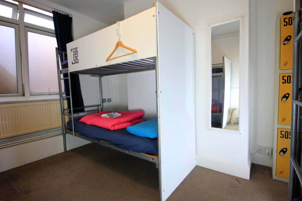 WiFi (free), bed sheets