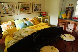 5 bedrooms, iron/ironing board, internet, bed sheets