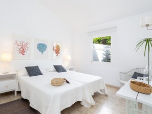 3 bedrooms, iron/ironing board, Internet, bed sheets