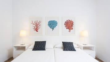 3 bedrooms, iron/ironing board, internet, bed sheets