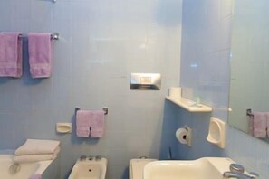 吹风机、坐浴桶、毛巾