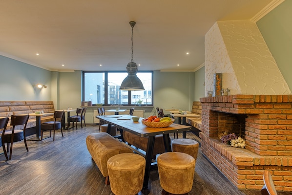 Petit déjeuner buffet servi en semaine (10.9 EUR par personne)