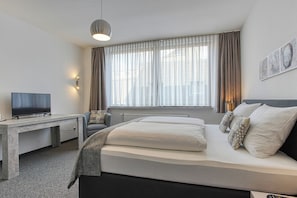 Chambre Double Confort | Bureau, rideaux occultants, Wi-Fi gratuit, draps fournis