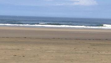 Vlak bij het strand, ligstoelen