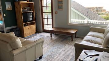 Smart-tv, een dvd-speler, een tafeltennistafel en boeken