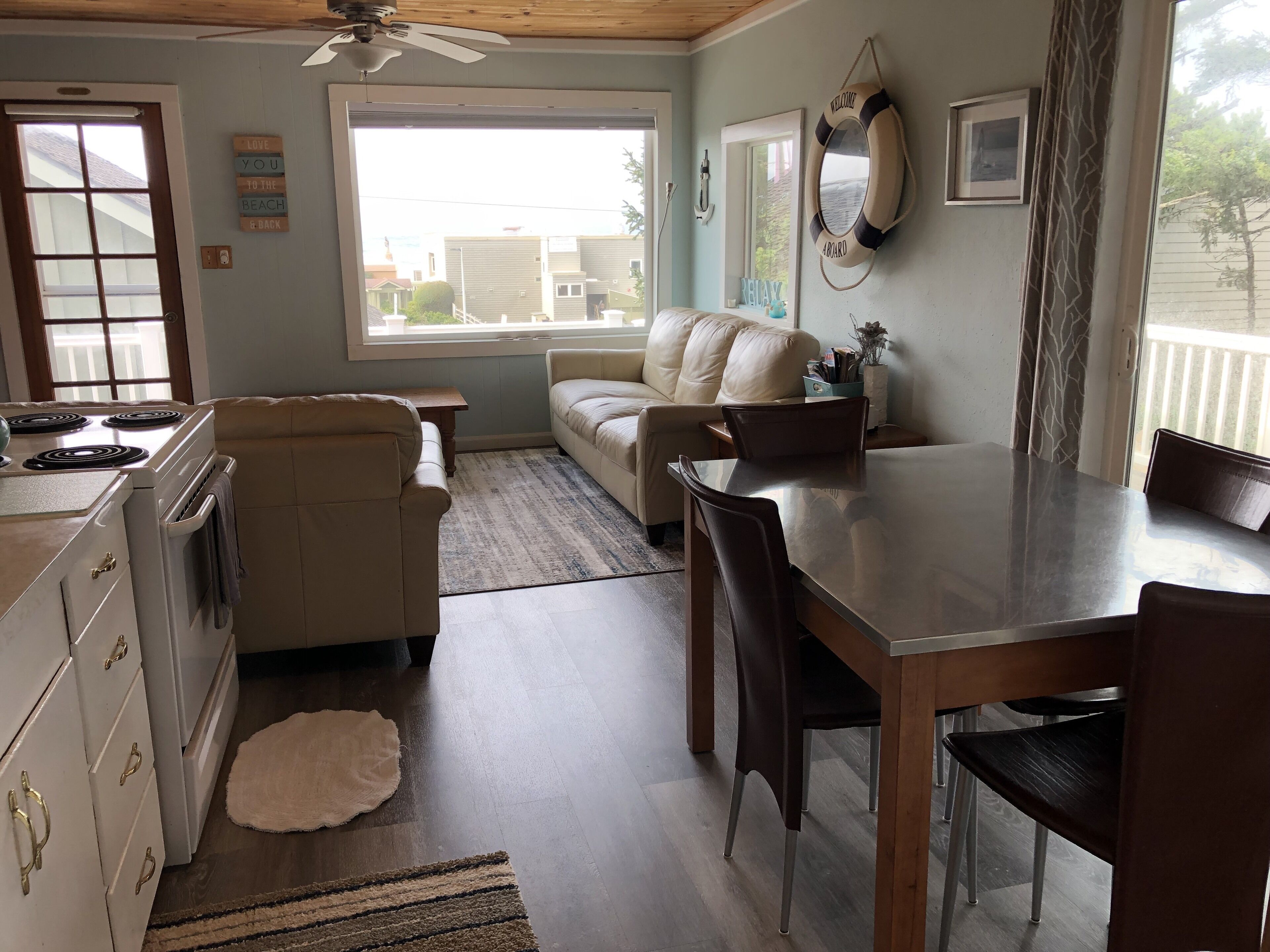 Smart TV, reproductor de DVD, tenis de mesa y libros 