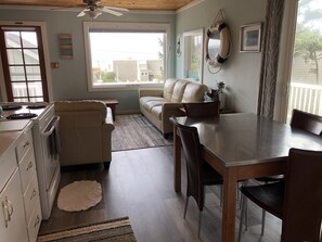 TV connectée, lecteur de DVD, table de tennis de table, livres