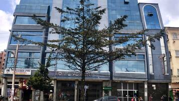 Vista frontal de la propiedad