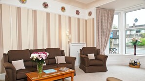 Lobby sitting area - Adam Guest House (Perth)