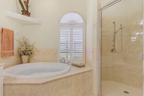 Combined shower/bathtub, jetted bath, hair dryer, towels - Close your eyes and imagine - SW Cape waterfront home with fully Inclusive rates (Cape Coral)