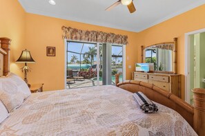 4 bedrooms, desk, iron/ironing board, free WiFi - Close your eyes and imagine - SW Cape waterfront home with fully Inclusive rates (Cape Coral)