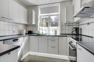 Refrigerador con freezer, horno, placa de cocina, lavavajillas