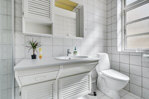 Appartement Confort, plusieurs lits, vue lac | Salle de bain | Douche, sèche-cheveux, serviettes fournies