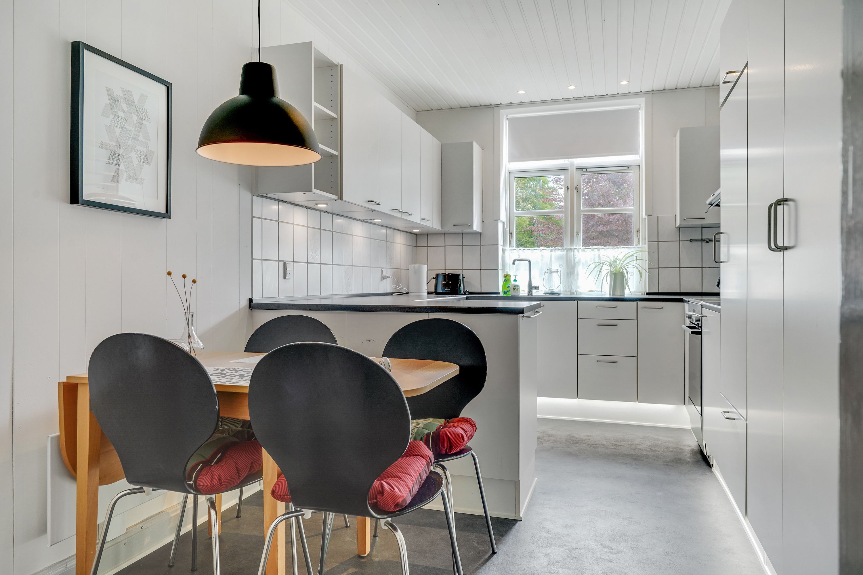 Departamento Confort, varias camas, vista al lago | Cocina privada | Refrigerador con congelador, horno, parrilla de estufa y lavavajillas 