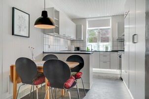 Refrigerador con freezer, horno, placa de cocina, lavavajillas