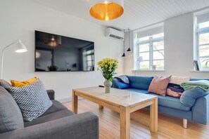 Appartement Confort, plusieurs lits, vue lac | Coin séjour | Télévision à écran plat