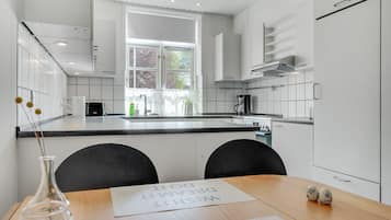 Apartamento Confort, varias camas, vistas al lago | Cocina privada | Frigorífico grande, horno, placa de cocina y lavavajillas