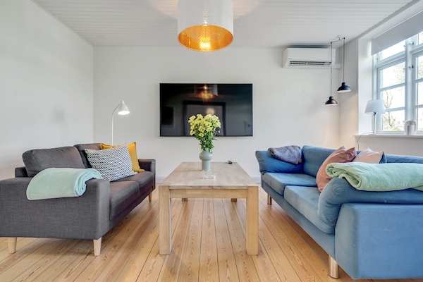 Comfort Apartment, Multiple Beds, Lake View | Living room | Flat-screen TV