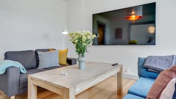 Apartamento Confort, varias camas, vistas al lago | Sala de estar | Una televisión de pantalla plana