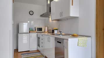Departamento panorámico, 1 habitación, Terraza, vista a la montaña | Cocina privada | Refrigerador, microondas, horno y parrilla de estufa