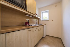 Fridge, microwave, stovetop, dishwasher - Apartment 1, - 2 persons with terrace, 50sqm, bedroom on the gallery (Bad Reichenhall)