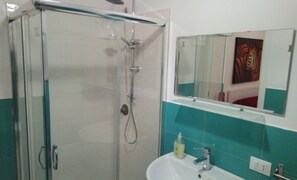 Double Room (Red) | Bathroom | Shower, free toiletries, hair dryer, bidet - B&B Garibaldi (Alcamo)