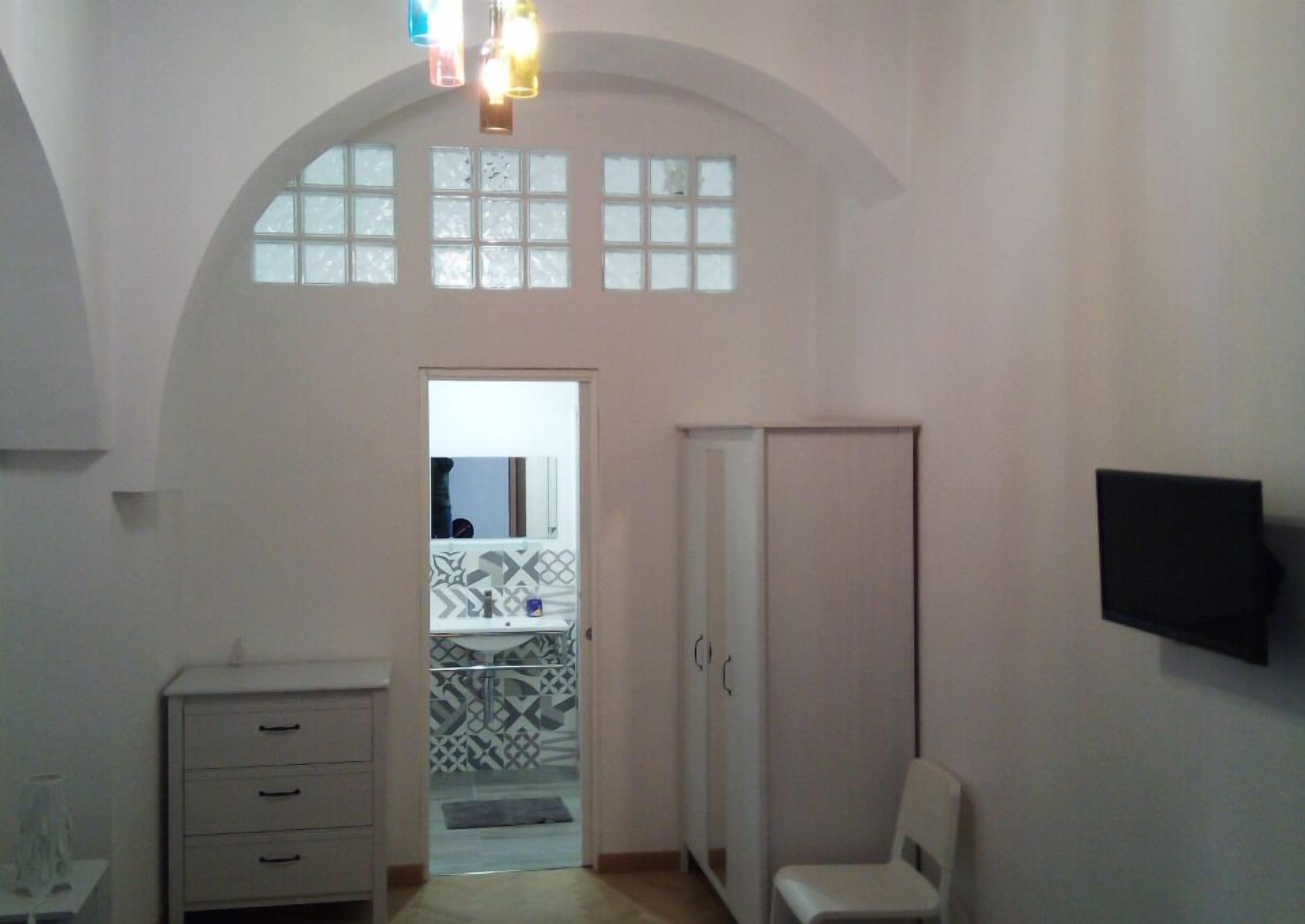 Double Room, Private Bathroom (White) | In-room safe, free WiFi, bed sheets
