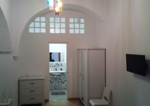 Habitación doble, baño privado (White) | Caja de seguridad en la habitación, wifi gratis y ropa de cama